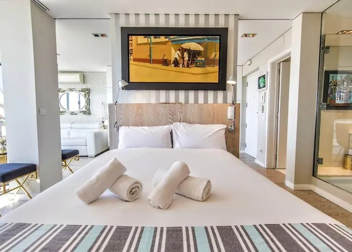 Lovelystay - Full Sky In Chiado *